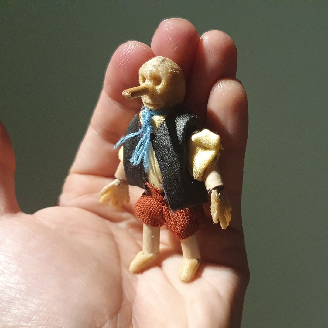 Miniatura de Pinocho hecho en madera