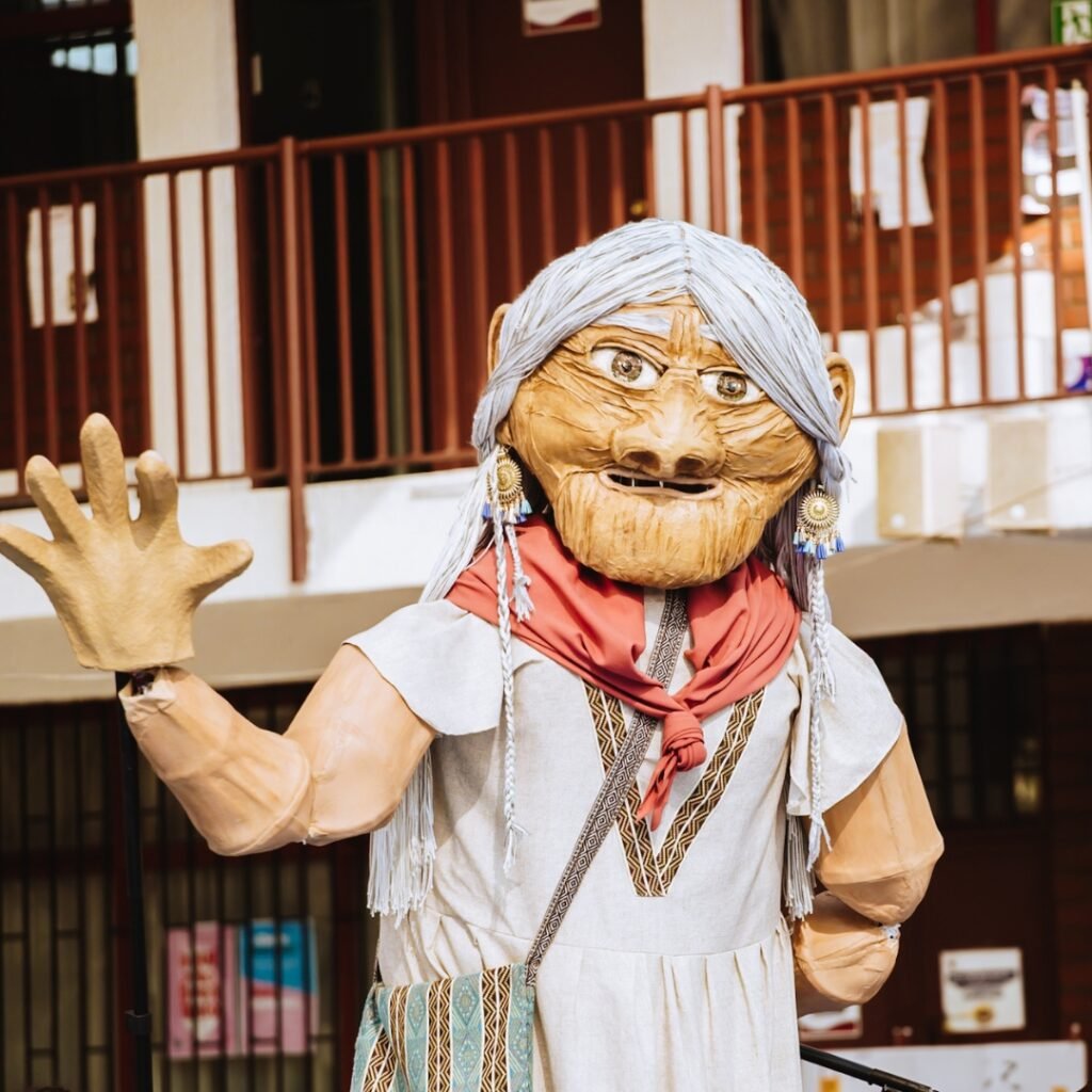 Marioneta gigante de la abuelita grillo de 3 metros de altura