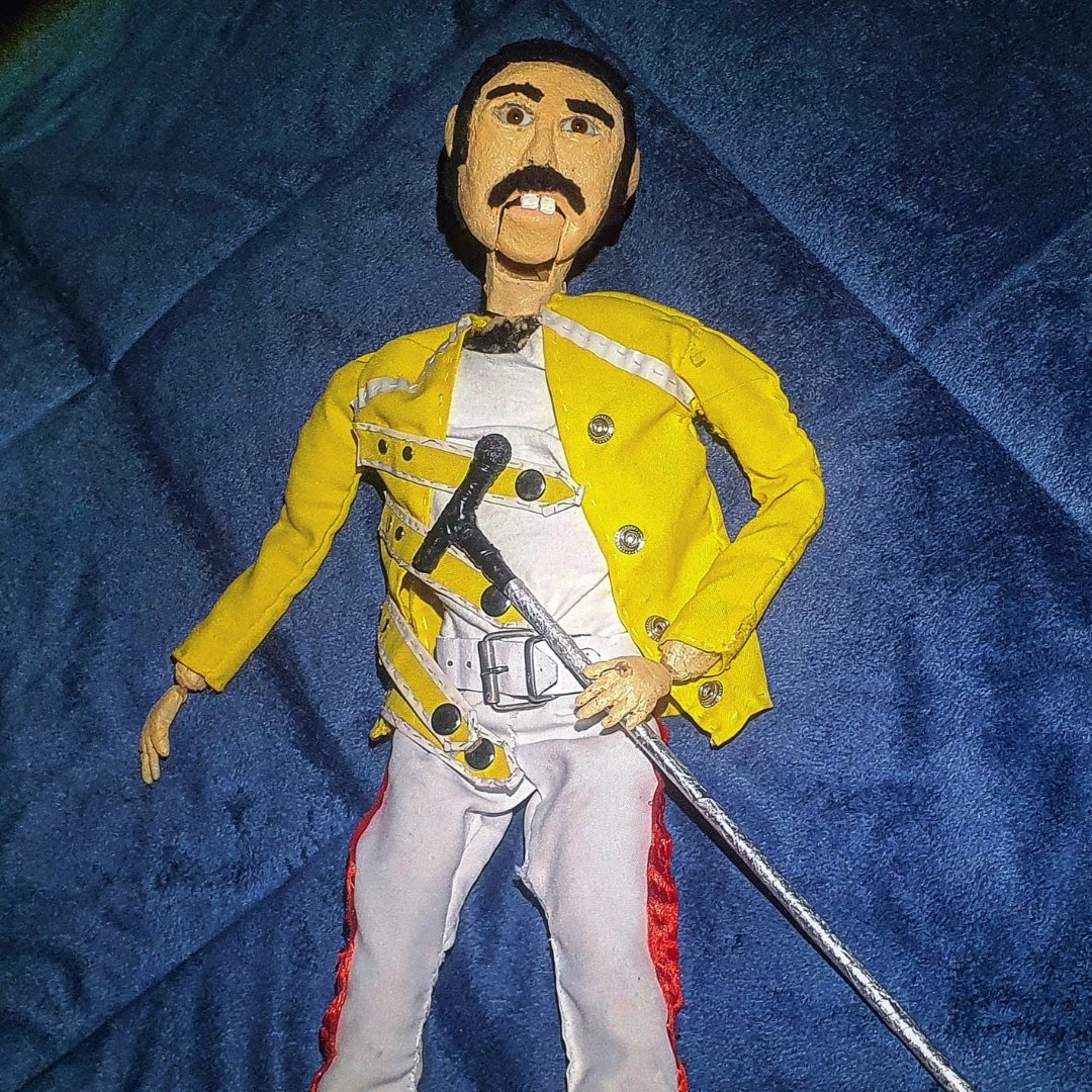 Marioneta de manipulación directa de Freddy Mercury con mecanismo de boca