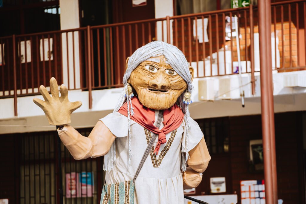 Marioneta gigante de la obra de teatro de la abuelita grillo de la escuela de títeres y marionetas