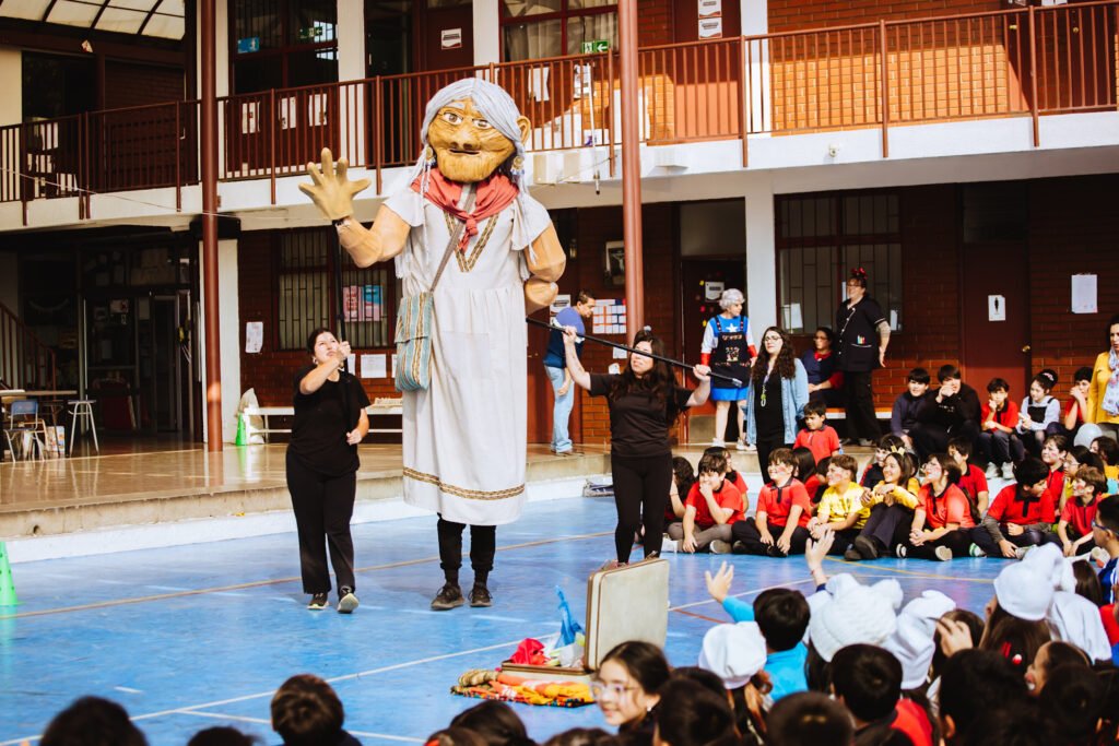 Marioneta gigante de la obra de teatro de la abuelita grillo de la escuela de títeres y marionetas