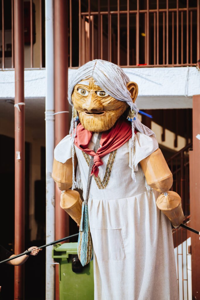 Marioneta gigante de la obra de teatro de la abuelita grillo de la escuela de títeres y marionetas