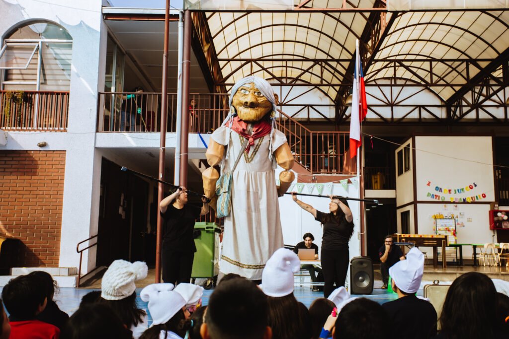 Marioneta gigante de la obra de teatro de la abuelita grillo de la escuela de títeres y marionetas