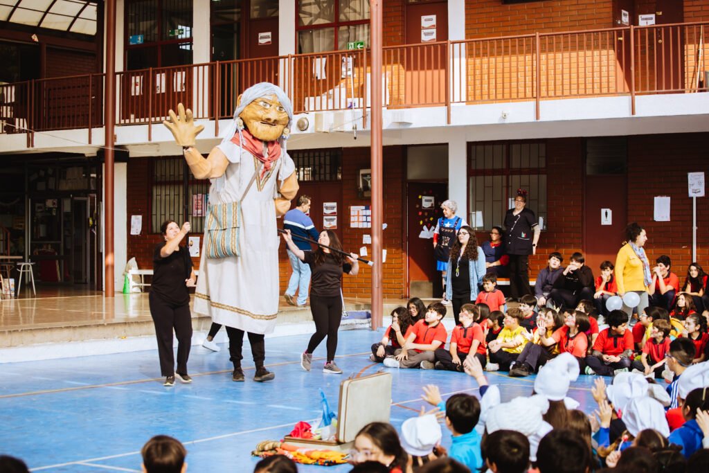 Marioneta gigante de la obra de teatro de la abuelita grillo de la escuela de títeres y marionetas