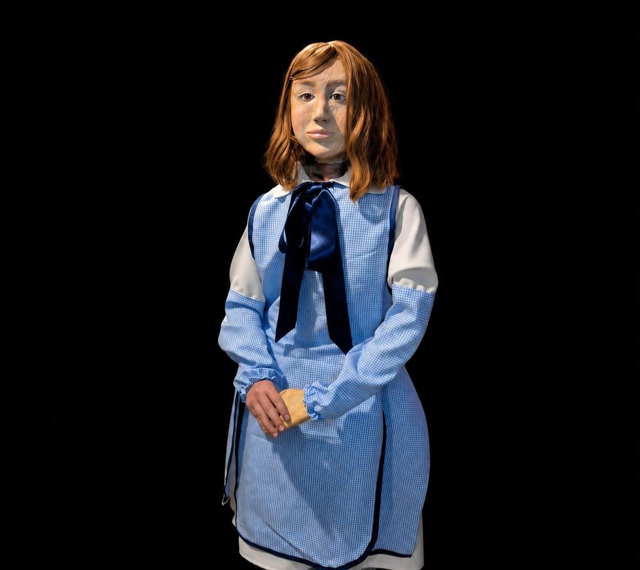 Marioneta antropomórfica con cuerpo híbrido de niña